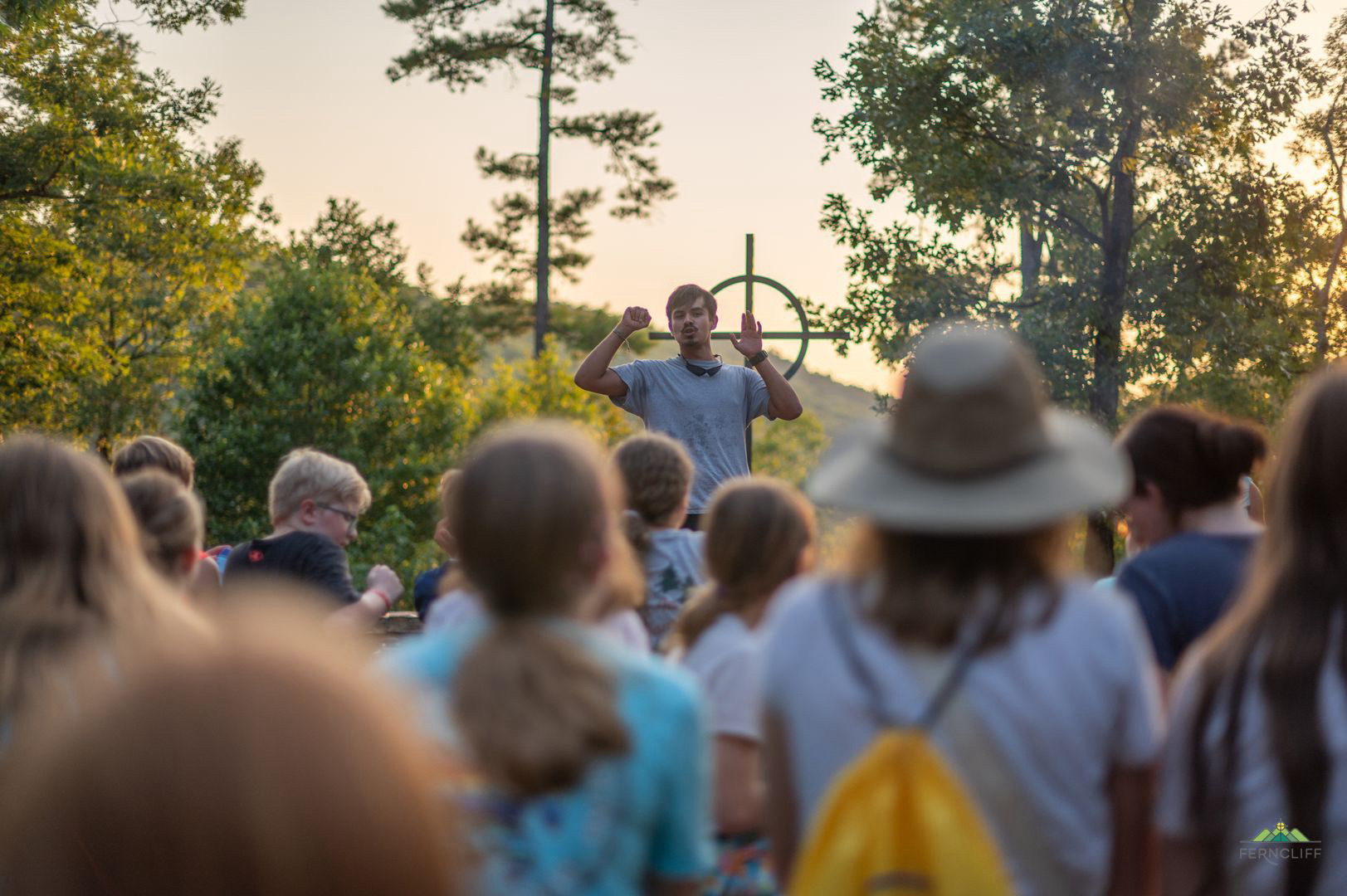 Ehemaliger Freiwilliger stimmt ein Lied beim Lagerfeuer an.