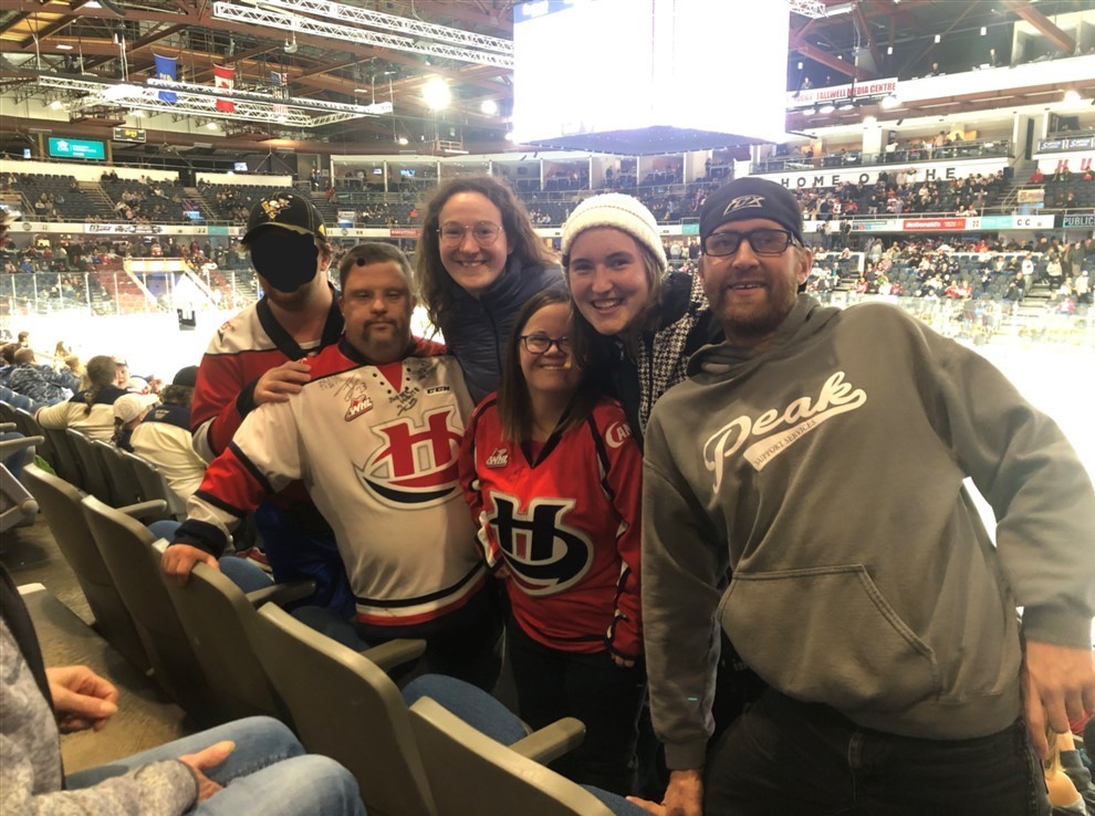 ehemalige Freiwillige Emma mit Individuals beim ICE-Hockey