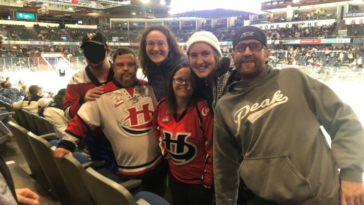 ehemalige Freiwillige Emma mit Individuals beim ICE-Hockey