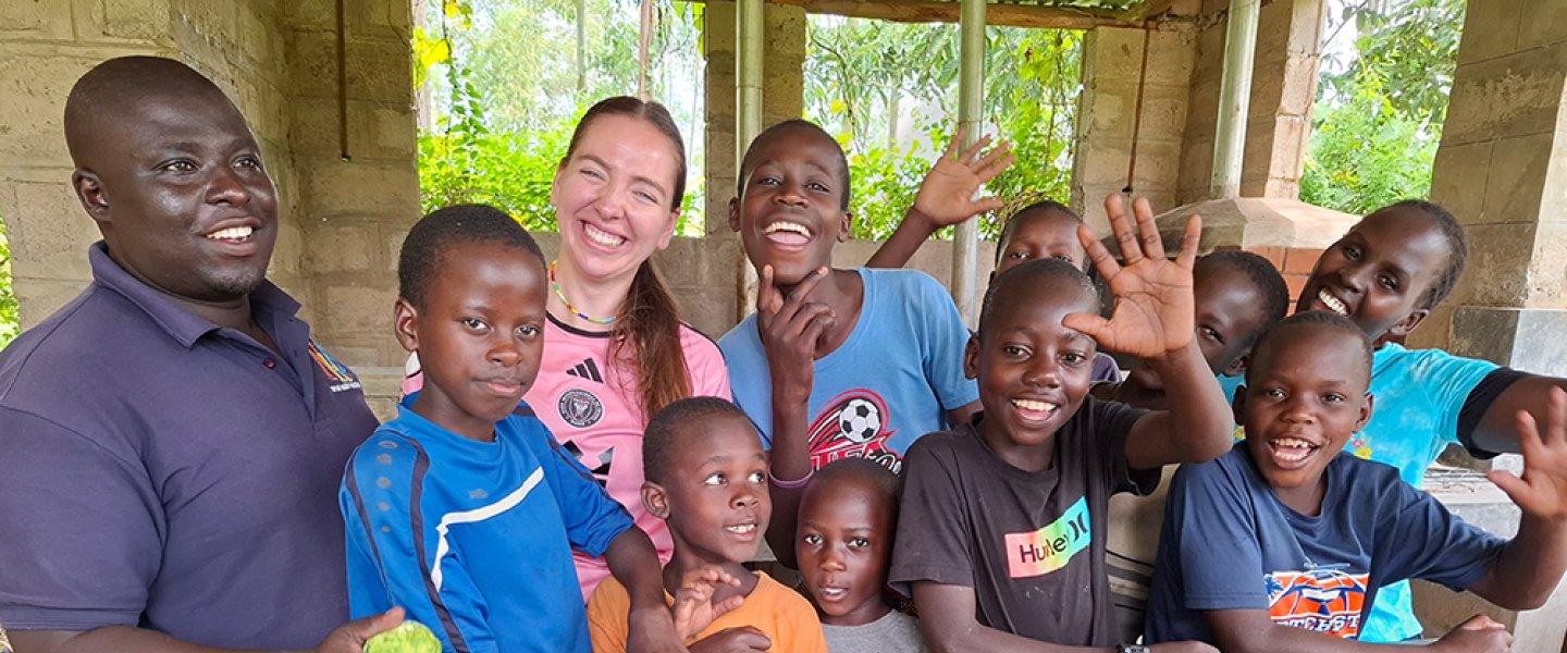 Die Freiwillige Kristin Bohla beim Brotbacken mit einer Gruppe von Kindern und einem Angestellten von CRO