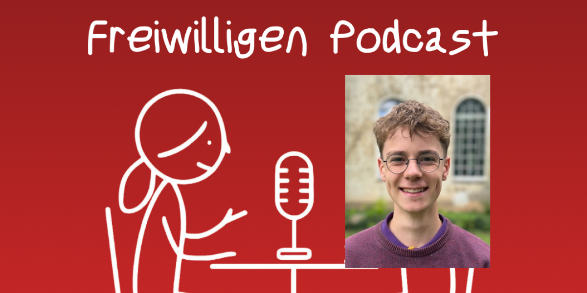 Anton sitzt an einem Tisch und unterhält sich mit einem Strichmännchen. Auf dem Tisch steht ein Mikrofon.
