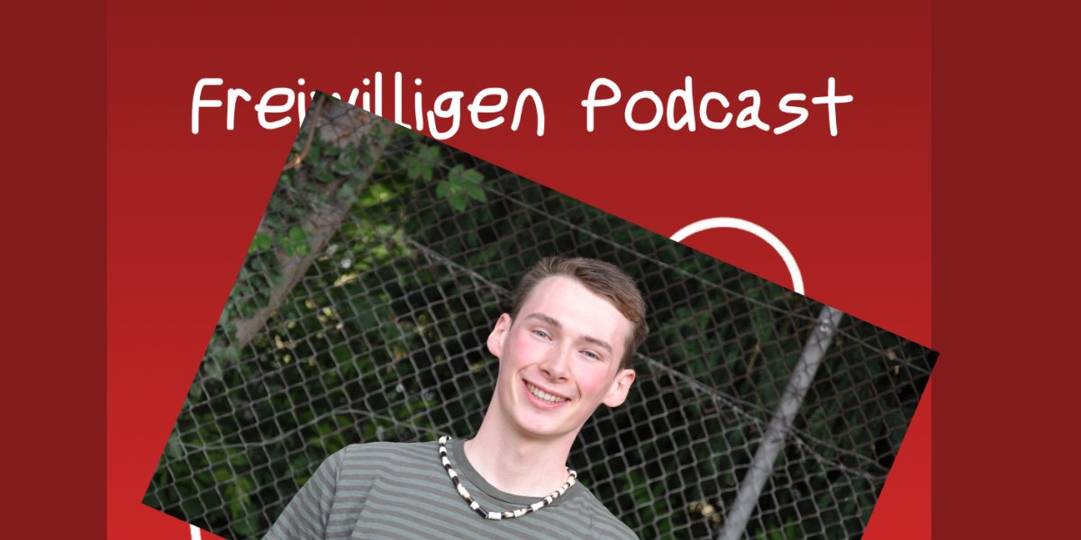 Das Profilfoto von Maxim vor dem roten Logo des Freiwilligendienst-Podcasts