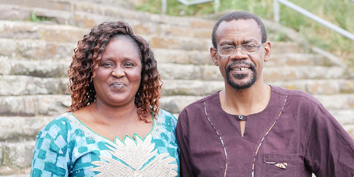 Nadège Kolobh und Michael Odhiambo besuchen den Rhein in Neuwied während ihrer Vorbereitung zum Fachkraftdienst.